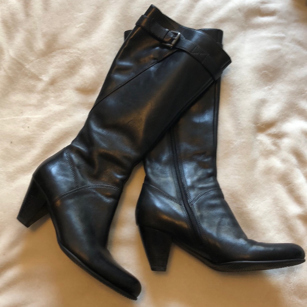 ECCO heeled leather boot.